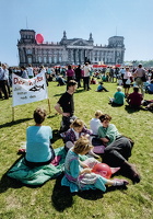 1. Mai 1990 – auf der Wiese vorm Reichstagsgebäude